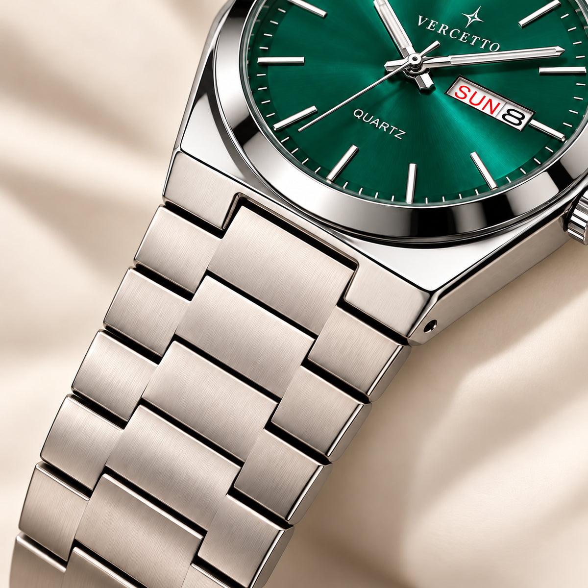 Propuesta VERCETTO: detalle del brazalete plateado sin texto ni grabado, con estrella y firma únicamente en la esfera